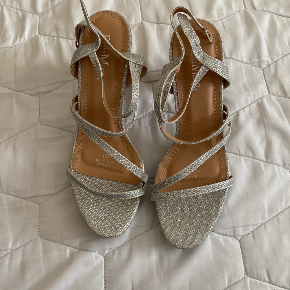 WOMANS SILVER HEELS - Picture 2 of 3